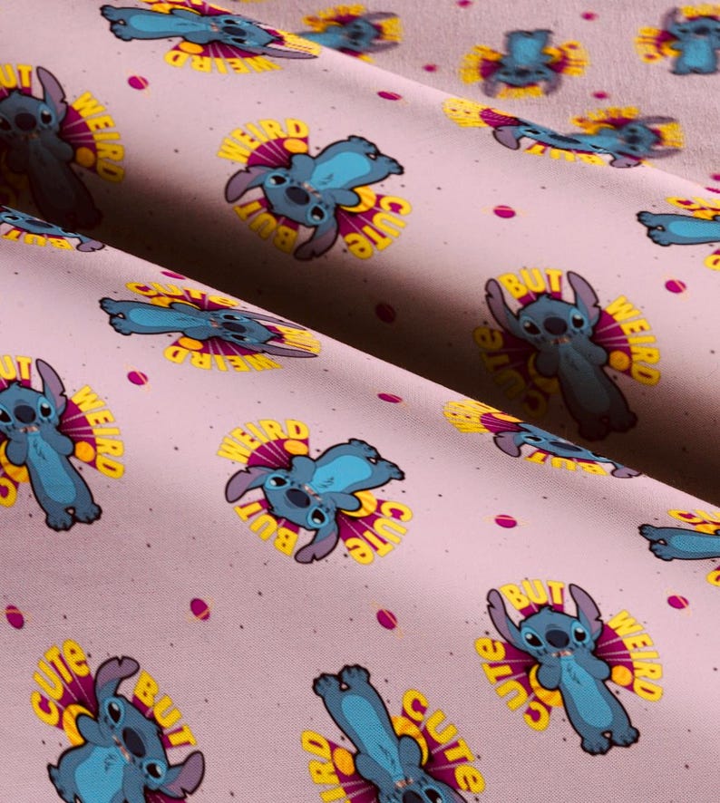 Pu&ograve; includere: Tessuto rosa chiaro con un motivo ripetuto del personaggio Stitch di Lilo & Stitch. Ogni illustrazione di Stitch &egrave; blu con un'esplosione gialla e viola, e le parole "BUT CUTE WEIRD" sono stampate attorno al personaggio. Piccoli punti rosa sparsi.