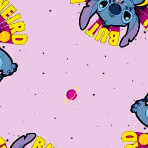 Pu&ograve; includere: Uno sfondo rosa con un motivo ripetuto del personaggio Stitch di Lilo & Stitch. Stitch &egrave; blu con grandi orecchie. Le parole "BUT" e "WEIRD" sono in giallo e viola. Un pianeta rosa con un anello giallo &egrave; al centro.