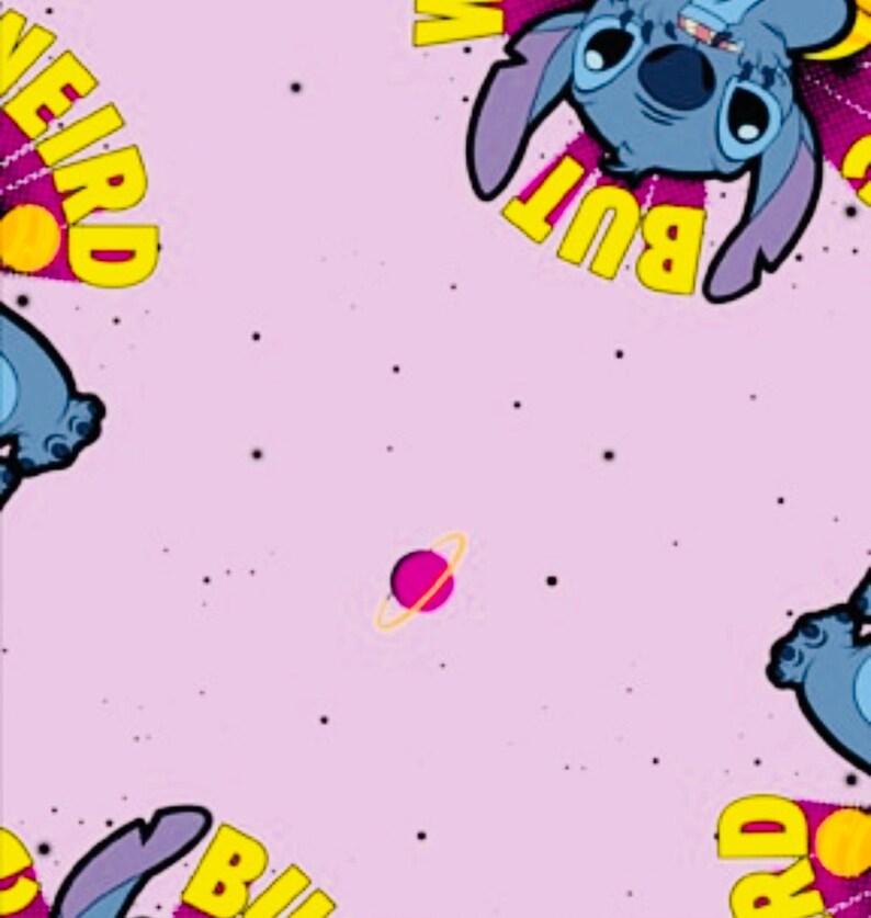 Pu&ograve; includere: Uno sfondo rosa con un motivo ripetuto del personaggio Stitch di Lilo & Stitch. Stitch &egrave; blu con grandi orecchie. Le parole "BUT" e "WEIRD" sono in giallo e viola. Un pianeta rosa con un anello giallo &egrave; al centro.