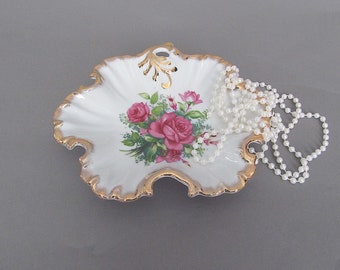 Commode vintage ou plateau de salle de bain, bonbons, bague, plat à bijoux, support pot-pourri