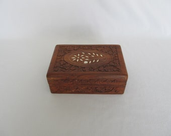 Boîte vintage sculptée à la main avec incrustation de fleurs, petit récipient en bois