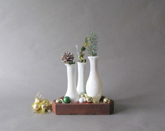 Plateau en bois rustique avec trois vases bourgeons en verre laiteux
