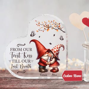 Placa personalizada de pareja romántica inspirada en el gnomo de San Valentín, desde nuestro primer beso hasta nuestra placa del último aliento, nombres personalizados recuerdo de amor