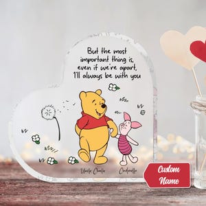 パーソナライズされたくまのプーさんと子豚のハートの飾り板、カスタム名友情ギフト、親友の記念品、かわいい漫画の装飾、親友へのギフト