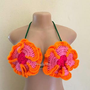 Gehaakte bikinitop met bloemen