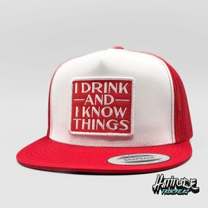 Puede incluir: Una gorra de camionero blanca y roja con un parche cuadrado rojo que dice "I DRINK -AND- I KNOW THINGS" en letras blancas.