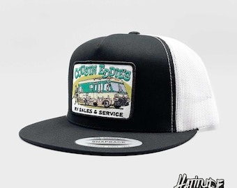 Servicio de RV del primo Eddie Humor divertido para adultos Estilo retro Camionero en una Yupoong 6006 de visera plana y corona alta de color negro con malla blanca