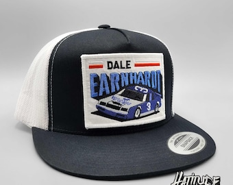 Dale Earnhardt Wranger Racing retro-stijl trucker op een zwart met witte mesh Yupoong 6006 flat-billed hoed met hoge kroon