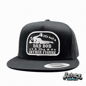 Può includere: Cappellino da camionista nero con una toppa bianca che dice "Non è un corpo da papà, è una figura paterna" con un'illustrazione di un uomo dei cartoni animati che tiene una birra.