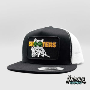 Shooters 2nd Aprn heraus 'Gun Right' ist ein schwarzer Retro-Style Trucker auf einem schwarz-weißen Yupoong 6006 Flat-Billed High-Crowley
