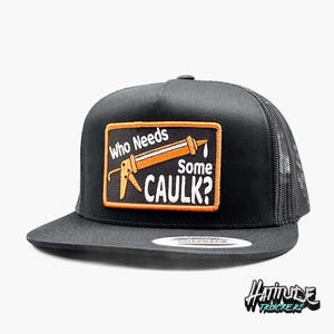 Könnte beinhalten: Schwarze Trucker-Kappe mit einem schwarzen und orangen Patch, auf dem "Wer braucht etwas Dichtmasse?" steht und ein Cartoon-Bild einer Dichtmasse-Pistole zu sehen ist.