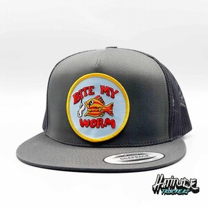 Bite My Worm Erwachsenen Humor Retro-Style Trucker auf allen grauen Yupoong 6006 flach abgerechnete hohe Krone