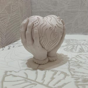 Cuore in mano statua a forma di mano scultura  cuore di gesso san valentino ceramica sacro resina vaso bomboniera arredo