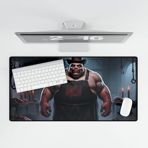 Puede incluir: Un tapete de ratón negro y blanco con un gráfico de un hombre que lleva un delantal de carnicero y un sombrero. El hombre tiene una expresión amenazante y sostiene un hacha. El tapete de ratón está sobre una superficie blanca.