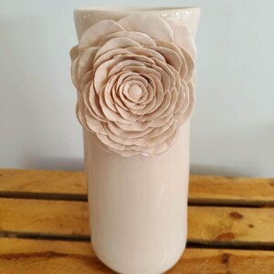 Vase en céramique fleur sculptée - Vase blanc crème fait main - Décoration florale - Céramique fait main - Pièce unique