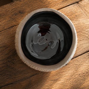 Doniczka ceramiczna o fakturze – Dekoracyjna doniczka w naturalnych odcieniach – Błyszczące, szkliwione wnętrze – Organiczna dekoracja