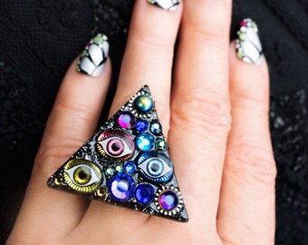 magic triangle ring with glass eyes and adjustable antique brass filigree band