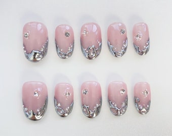 Unghie cromate 3D argento/Unghie finte French argento/Unghie corte a mandorla/Unghie rosa/Unghie nude/Unghie quotidiane/Unghie argento metallizzato/Unghie per le feste