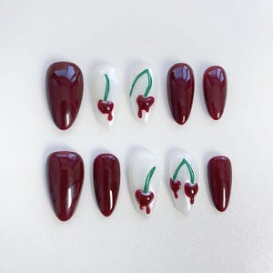 Ancora Rote Presse Auf Nägel Lange Mandel Nägel/3D Kirsche Nägel/Burgunder Nägel/Rote Nägel/Feiertagsnägel/Süße Nägel/Geburtstagsnägel/Hochzeitsnägel