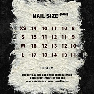 K&ouml;nnte beinhalten: Eine Tabelle mit Nagelgr&ouml;&szlig;en in Millimetern. Die Tabelle listet die Gr&ouml;&szlig;en XS, S, M und L mit den entsprechenden Ma&szlig;en f&uuml;r Breite und L&auml;nge auf. Die Tabelle enth&auml;lt auch das Wort "CUSTOM" und Anweisungen zum Anpassen der Nagelgr&ouml;&szlig;e und -form.