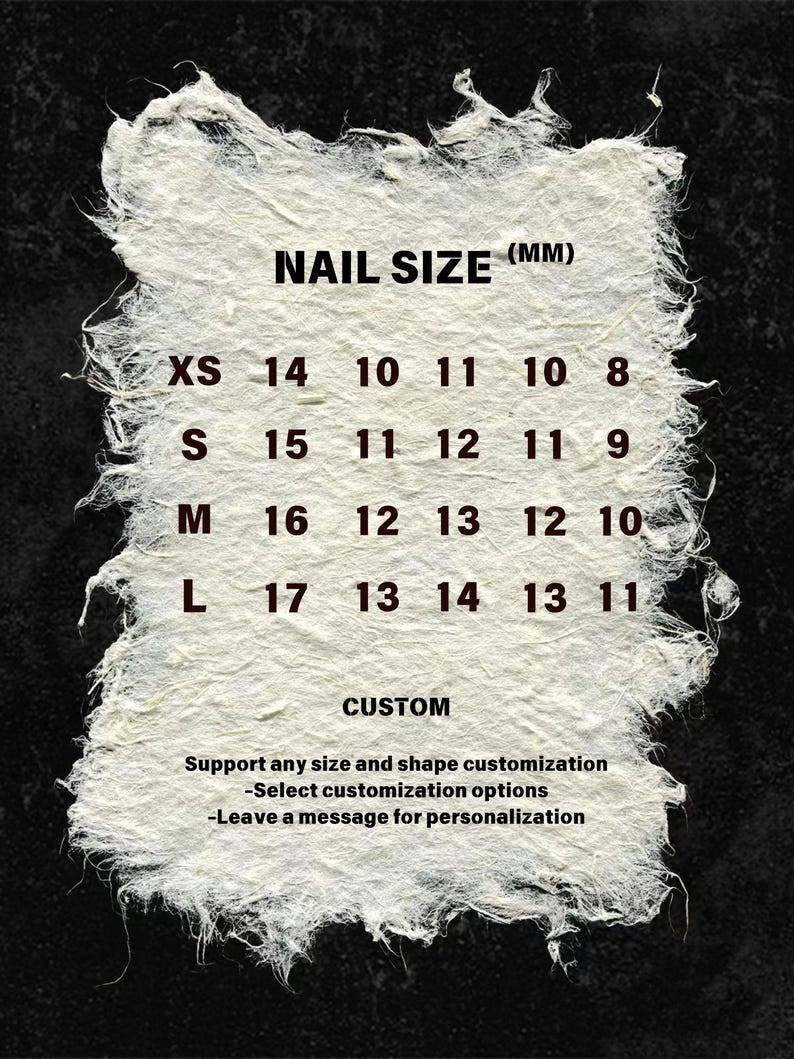 K&ouml;nnte beinhalten: Eine Tabelle mit Nagelgr&ouml;&szlig;en in Millimetern. Die Tabelle listet die Gr&ouml;&szlig;en XS, S, M und L mit den entsprechenden Ma&szlig;en f&uuml;r Breite und L&auml;nge auf. Die Tabelle enth&auml;lt auch das Wort "CUSTOM" und Anweisungen zum Anpassen der Nagelgr&ouml;&szlig;e und -form.