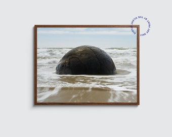 Stampa fotografica di un masso Moeraki sulla riva. Opere d'arte dell'hotel