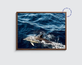Oceaankunstwerk, dolfijnprint. Foto van een dolfijn die uit de donkerblauwe zee springt. Oceaanmuurkunstdecor voor badkamer of slaapkamer.