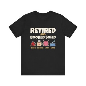 Camiseta lisa "Retirada y con la agenda llena", regalo divertido de jubilación para mujeres, camiseta para aficionados a la observación de aves, el café y el tejido, camiseta oscura para jubilados.