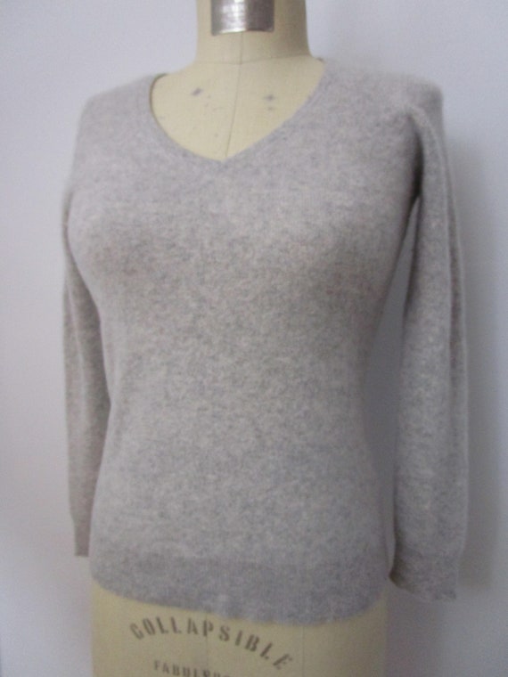 S Macys CASHMERE Pullover Knit Sweater V Neck Hea… - image 1