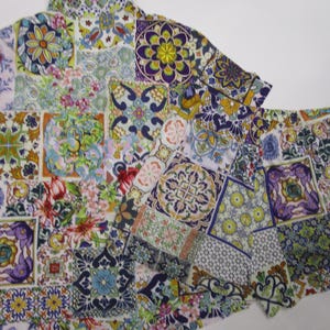 Puede incluir: Un conjunto de camisa de manga corta con botones y pantalones cortos a juego con un estampado de patchwork vibrante y multicolor. La tela muestra una variedad de intrincados patrones florales, geom&eacute;tricos y de azulejos en tonos morado, azul, verde y amarillo.