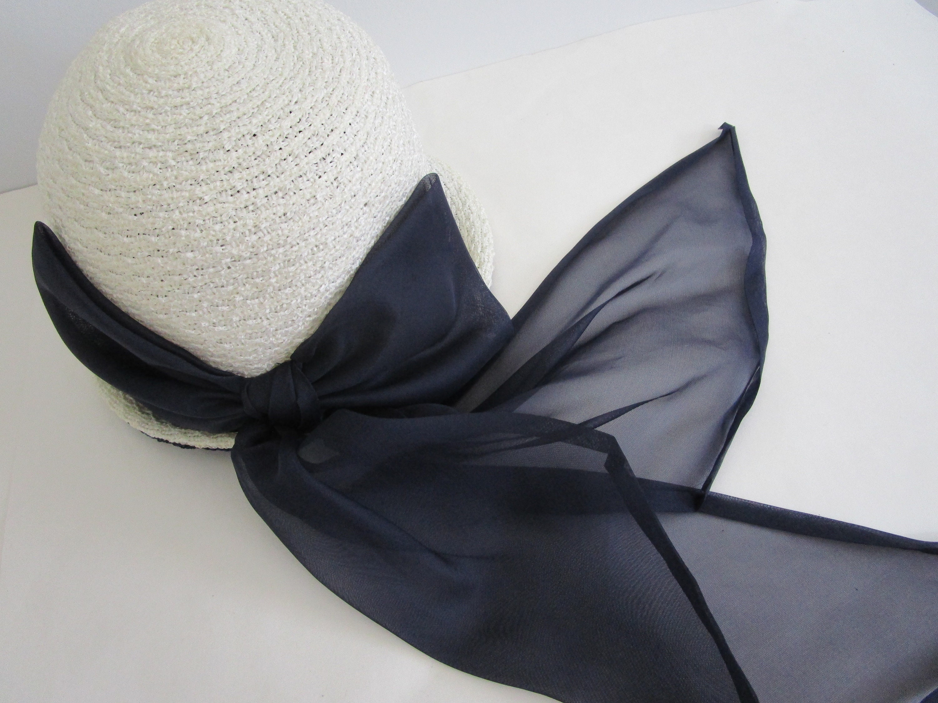 Mod 1960s Coralie White Textured Faux Straw Dome Hat Navy  display picture 1