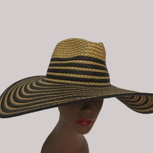 Sombrero de ala ancha asimétrico con trenza natural negra de Eric Javits para vacaciones, bodas y sol en Nueva York