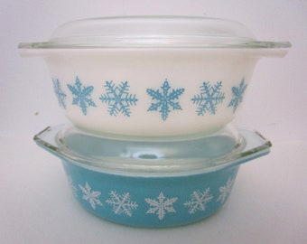 2 Pyrex Oval Casserole Snowflake 043 w Lid Turq White USA Vintage