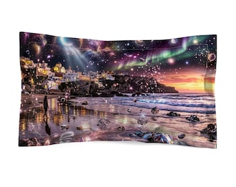 Aurora Beachscape Mikrofaser-Kissenbezug | Kosmischer Sonnenuntergang am Meer, Nordlichter