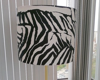 Abajur de alta qualidade feito a mão em tecido de algodão preto e branco com interior branco | Sofala Lampshade Atelier