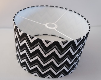 Abajur de alta qualidade feito a mão em tecido zigzag preto e branco com interior branco | Sofala Lampshade Atelier