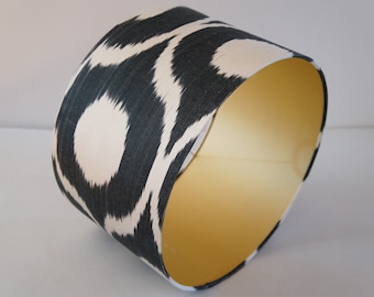 Abajur de alta qualidade feito a mão em tecido Ikat preto e bege com interior dourado | Sofala Lampshade Atelier