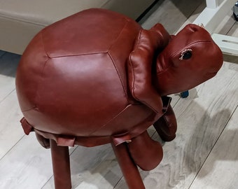 Le pouf Turtle est un pouf confortable en forme d'animal. Elle peut être utilisée dans le salon ou dans l'entrée, en ajoutant une touche décorative inhabituelle