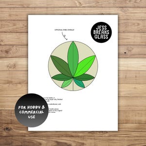 Könnte beinhalten: Ein weißer Druck mit einem grünen Cannabisblatt-Design in einem beigen Kreis. Der Text "OPTIONAL WIRE OVERLAY" und "JESS BREAKS GLASS" sind vorhanden. Eine runde Grafik zeigt "FOR HOBBY & COMMERCIAL USE".