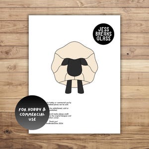 Peut inclure: Illustration en noir et blanc d'un mouton avec un corps blanc et une tête et des pattes noires. Le texte "JESS BREAKS GLASS" est dans un cercle en haut de l'image. Le texte "FOR HOBBY & COMMERCIAL USE" est dans un cercle en bas de l'image.