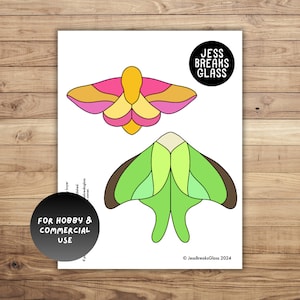 Peut inclure: Deux patrons de vitraux imprimables de papillons de nuit. Un papillon de nuit est rose et jaune, l'autre est vert. Le texte "JESS BREAKS GLASS" est en haut de la page. Le texte "FOR HOBBY & COMMERCIAL USE" est en bas de la page.