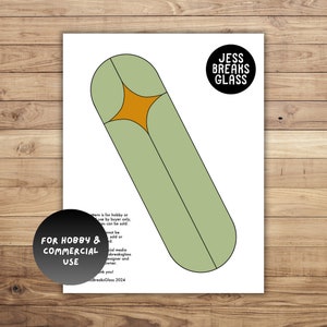 Pode incluir: Um padrão de download digital para um projeto de vitral. O padrão é para uma peça de vidro longa e estreita com uma forma de estrela no centro. A estrela é laranja e o vidro é verde. O texto "JESS BREAKS GLASS" está em um círculo preto no topo da página. O texto "FOR HOBBY & COMMERCIAL USE" está em um círculo preto na parte inferior da página.