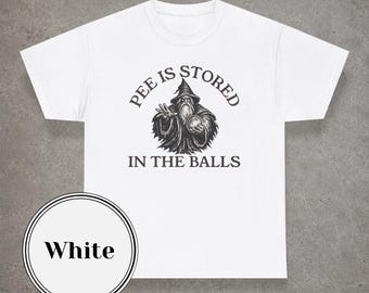 De plas wordt opgeslagen in de ballen T-shirt | Illustratie tovenaar | Humoristische zin | Feestshirt | T-shirt met grafische print