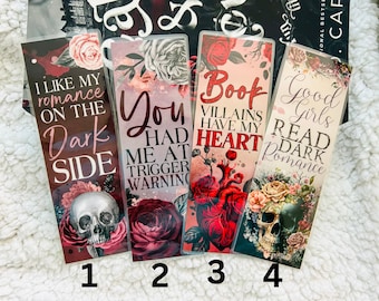 Könnte beinhalten: Vier Lesezeichen mit floralen Designs und Schädelmotiven. Die Lesezeichen zeigen den Text "Ich mag meine Romantik auf der dunklen Seite", "Du hattest mich bei der Triggerwarnung", "Buch Schurken haben mein Herz", und "Gute Mädchen lesen dunkle Romantik".
