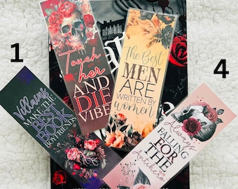 Könnte beinhalten: Vier verschiedene Lesezeichen mit Blumen- und Totenkopfmotiven. Die Lesezeichen zeigen Zitate wie "Schurken machen die besten Buchfreunde", "Berühre sie und stirb", "Die besten Männer werden von Frauen geschrieben" und "Immer in den Antihelden verliebt".