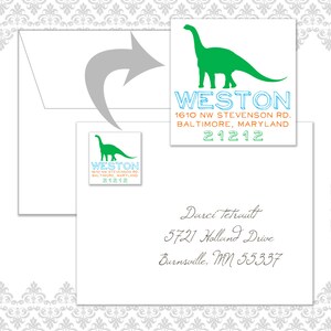 Op de afbeelding: Een witte envelop met een aangepaste adresstempel met een groen dinosaurus silhouet. De stempel bevat de naam "WESTON", adres en postcode in blauwe en oranje tekst. Een kleinere versie van de stempel wordt ook getoond.