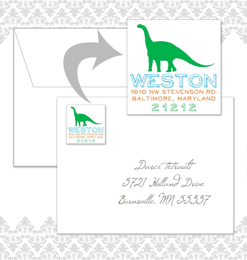 Op de afbeelding: Een witte envelop met een aangepaste adresstempel met een groen dinosaurus silhouet. De stempel bevat de naam "WESTON", adres en postcode in blauwe en oranje tekst. Een kleinere versie van de stempel wordt ook getoond.