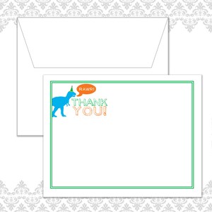 Op de afbeelding: Witte bedankkaarten met een groene rand en bijpassende envelop. De kaart toont een blauwe dinosaurus met een feesthoed en de woorden "RAWRI" en "THANK YOU!" in oranje en groen.