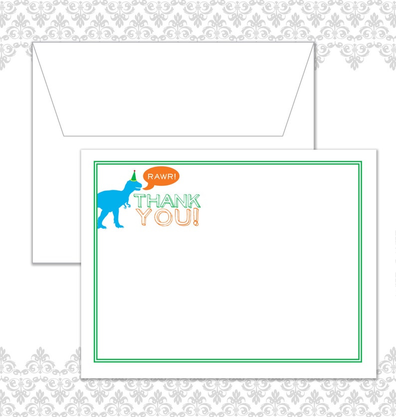 Op de afbeelding: Witte bedankkaarten met een groene rand en bijpassende envelop. De kaart toont een blauwe dinosaurus met een feesthoed en de woorden "RAWRI" en "THANK YOU!" in oranje en groen.