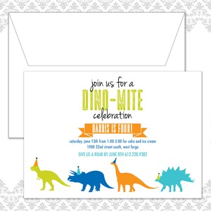 Op de afbeelding: Witte uitnodigingskaart met bijpassende envelop. De uitnodiging luidt: "Doe mee met een Dino-Mite Celebration! Harris is vier!" en bevat details van het evenement. Bevat kleurrijke dinosaurusillustraties in groen, blauw, oranje en turquoise.